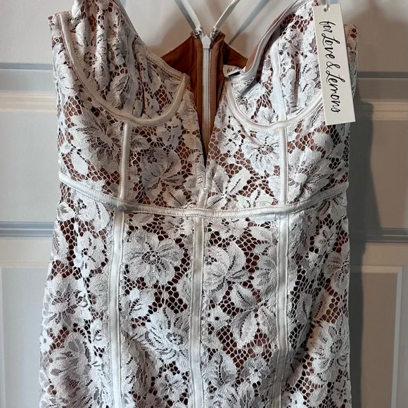 For love of Lemons, size XS, never worn with tags, white lace overlay - Picture 5 of 16